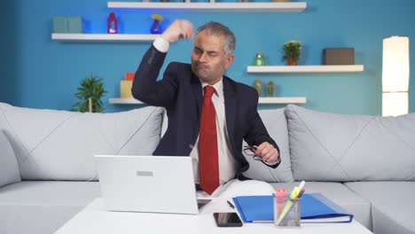 Un-Hombre-Trabajador-De-Oficina-En-Casa-Tiene-Una-Idea-Mirando-La-Cámara.