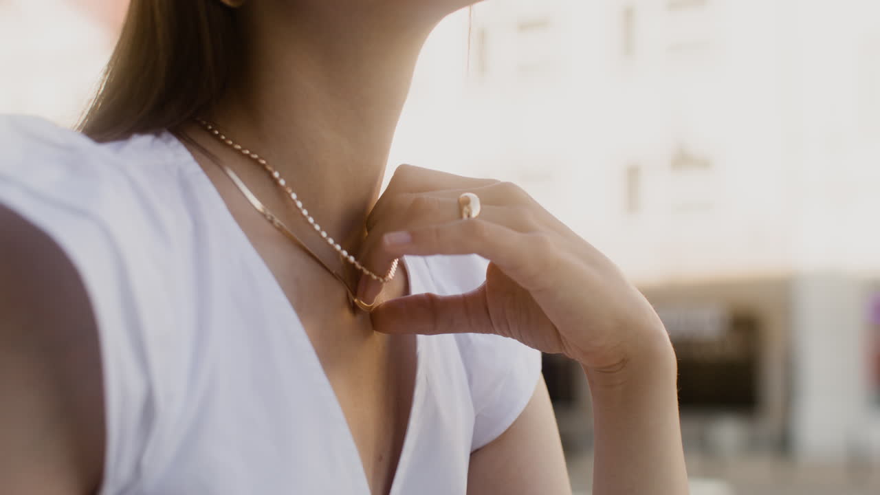 неузнаваемая женщина сидит на открытом воздухе.