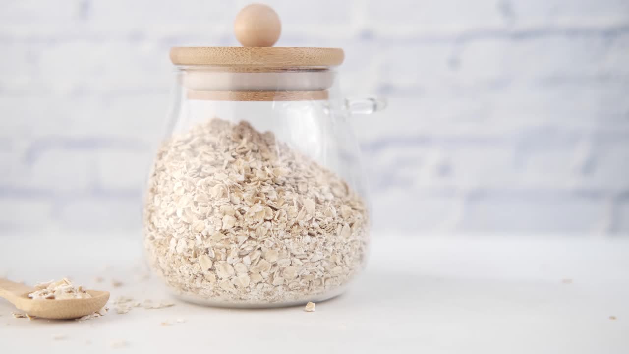 오트 롤의 유리 항아리