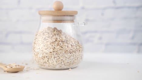 un frasco de avena enrollada