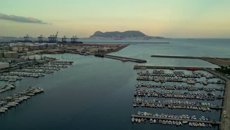 Enorme-Muelle-Y-Puerto-Industrial-De-La-Ciudad-De-Alhesirasa-En-España,-Vista-Aérea