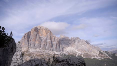 Nubes-Moviéndose-En-La-Cima-De-Las-Dolomitas-De-Timelapse-De-Montaña-4k