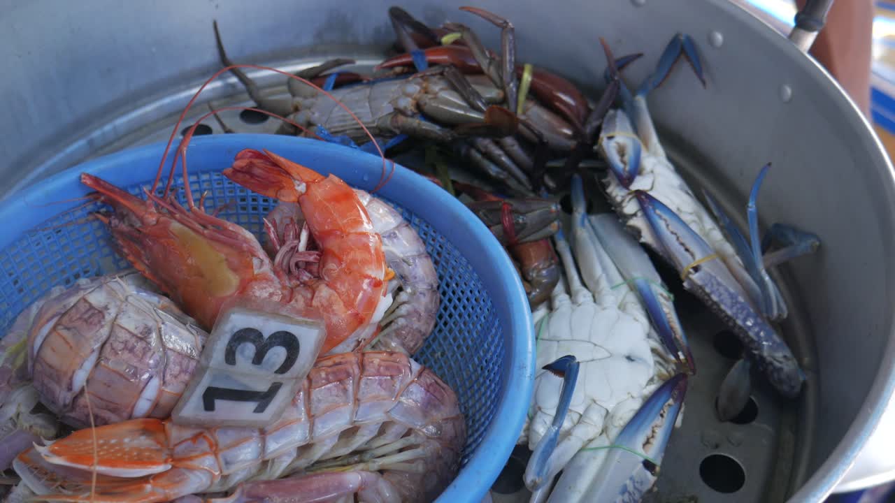 스팀에서 해산물 혼합 요리 블루 크래브 검은 호랑이 새우 마티스 새우