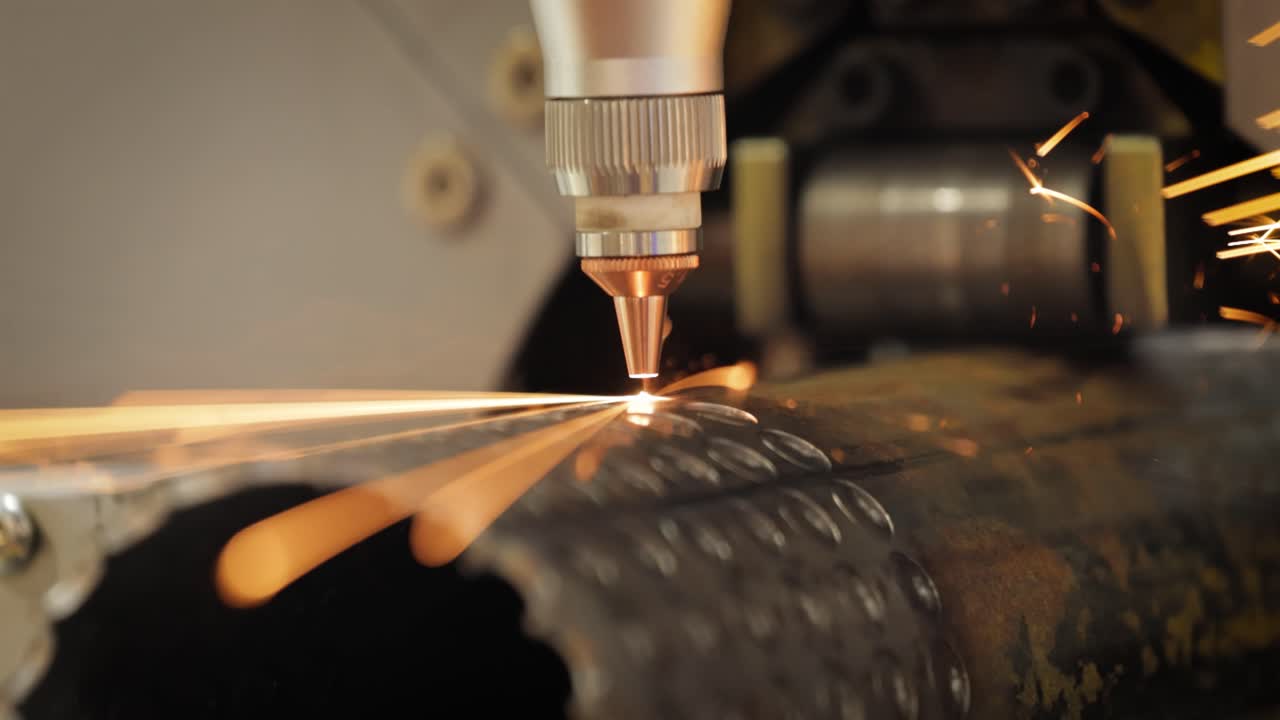 Taglio laser e a gas CNC del metallo, tecnologia industriale moderna.