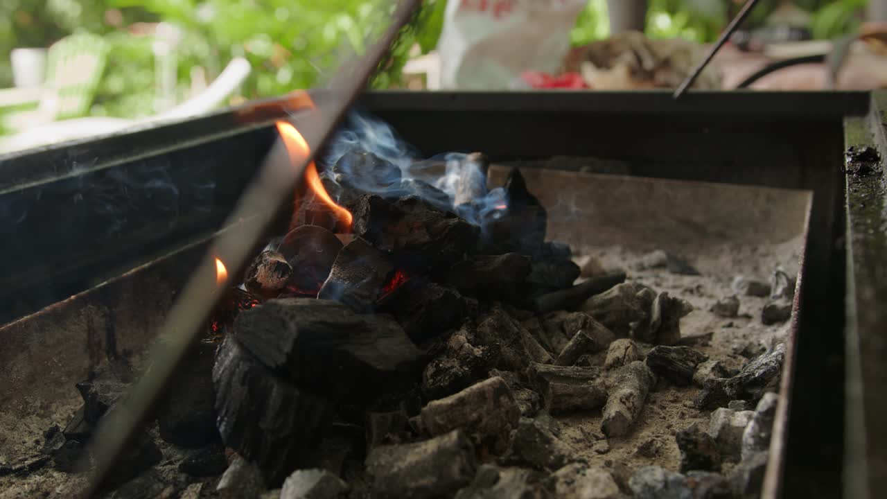 bbq 파티를 위해 석탄을 태우고, 근접 모션 뷰