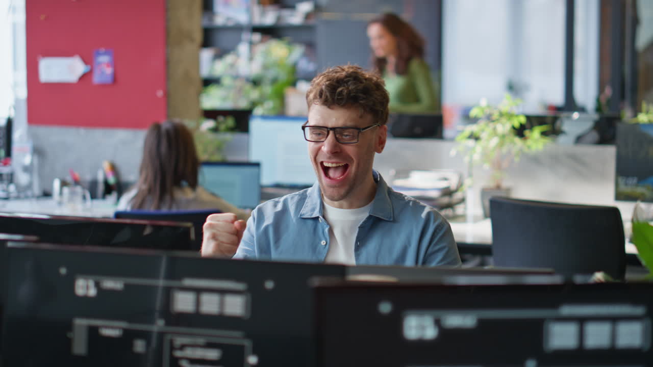 Überglücklicher Geschäftsmann schaut auf einen Computer im Büro, Nahaufnahme. Begeisterter Chef, Erfolg