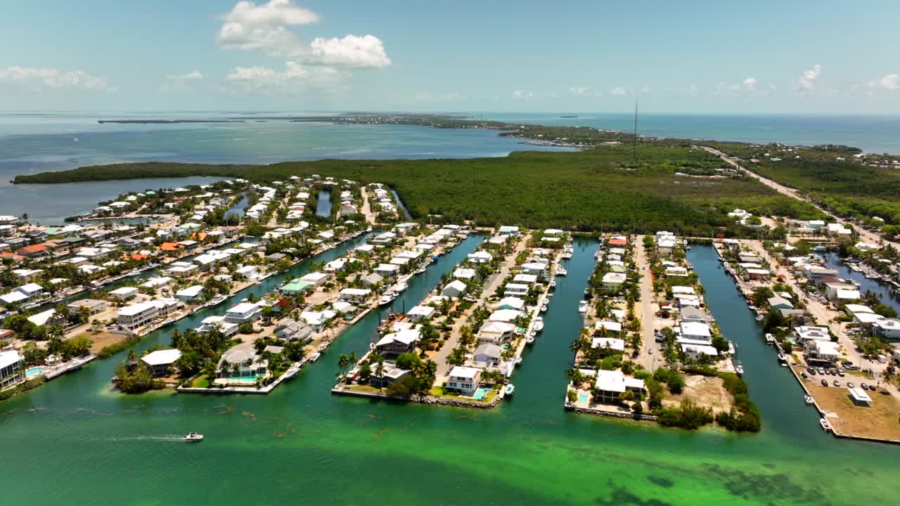플로리다 키스 (florida keys) 의 해안가에 있는 5k 공중 영상