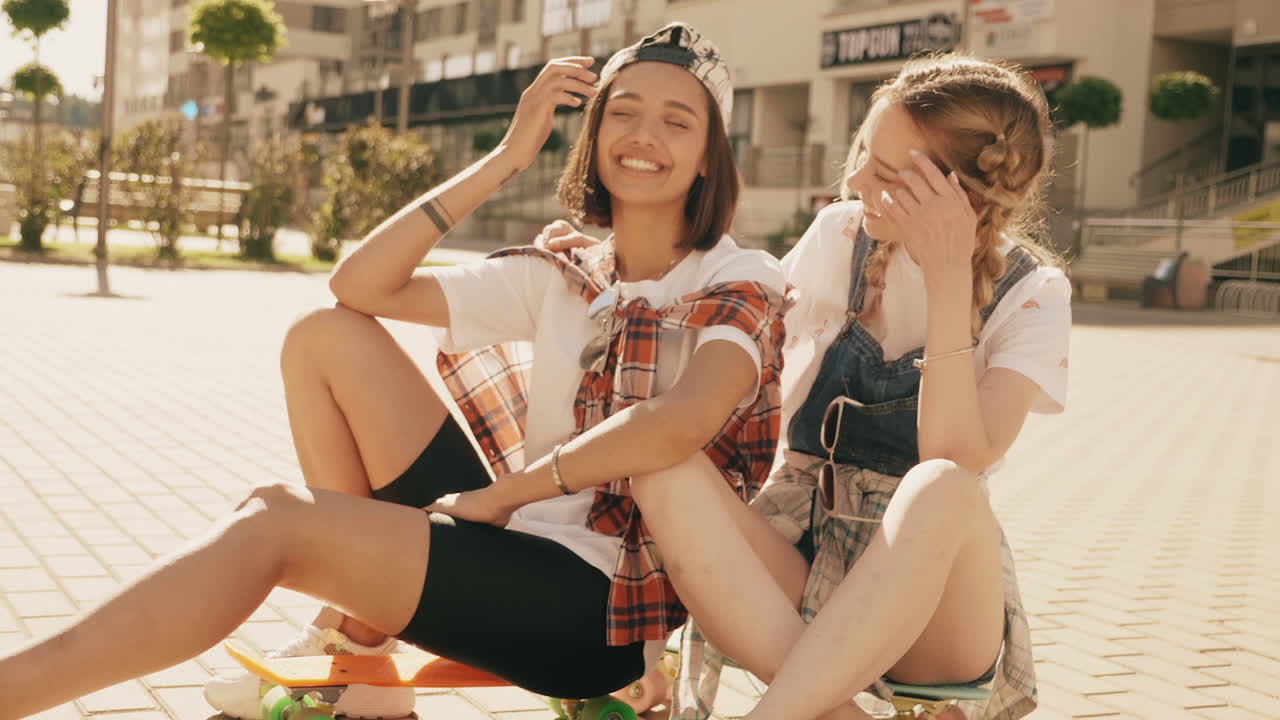 도시 에서 여름 을 즐기는 두 친구