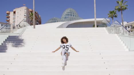 Mujer-Posando-Tirado-En-Las-Escaleras