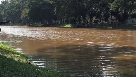 Primer-Plano-Deslizante-Del-Río-Siem-Reap-Visto-Desde-La-Orilla-Del-Río