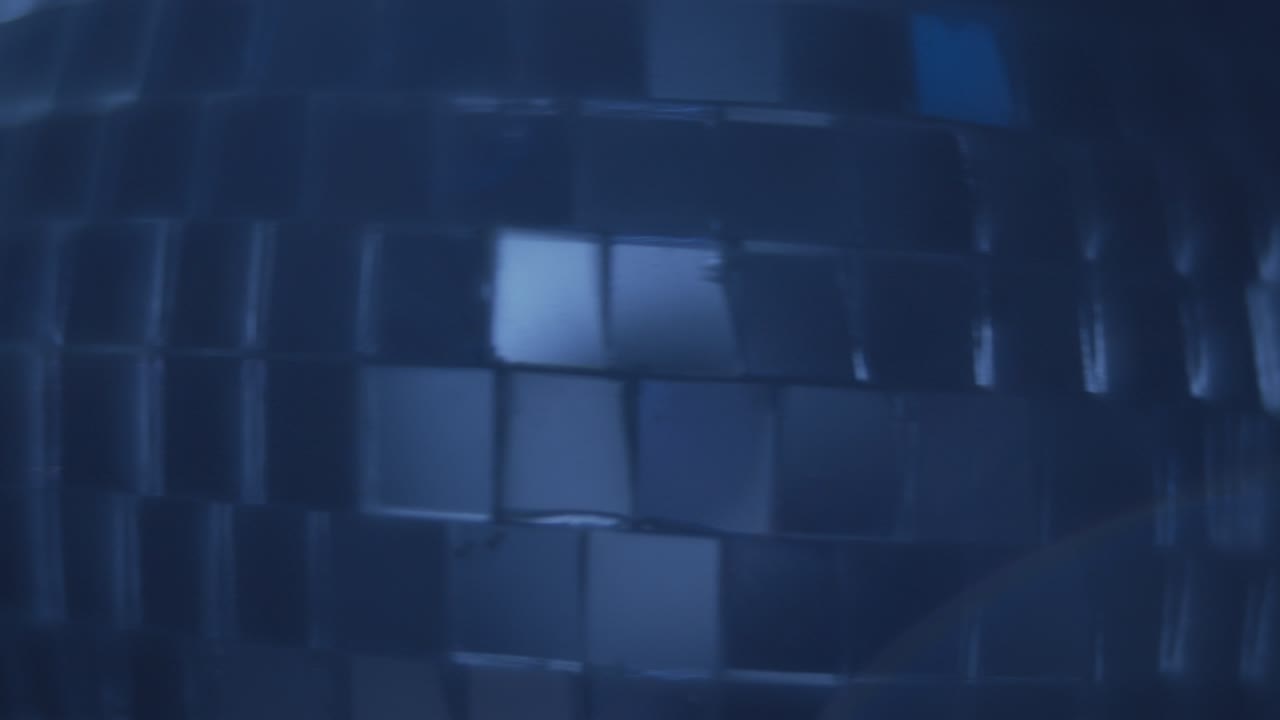 cerca de una bola de discoteca azul giratoria y humo en ascenso