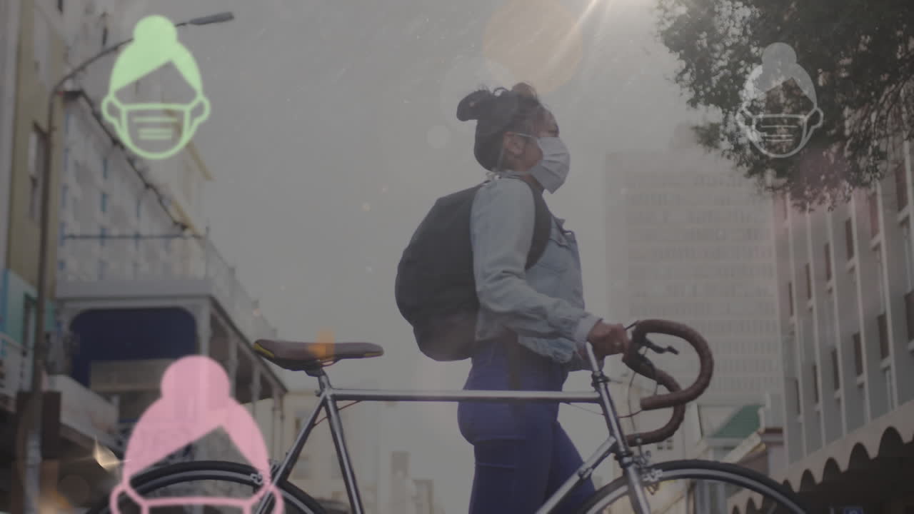 animación de una mujer con una máscara y una bicicleta en la calle sobre iconos de macro verdes y rosas