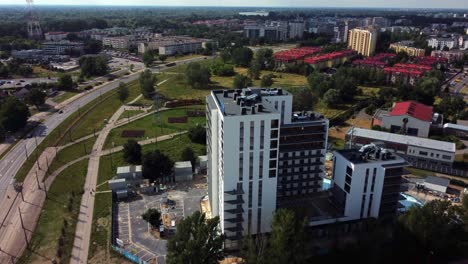 Edificio-Blanco-En-Construcción-En-La-Ciudad,-Visto-Desde-El-Aire