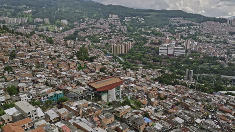 sobrevuelo aéreo de drones v42 de medellín colombia y alrededor de la estación de elevación de góndola el pinal capturando los barrios residenciales de comuna 8 y villa hermosa en la ladera de la colina - filmado con mavic 3 cine - noviembre 2022