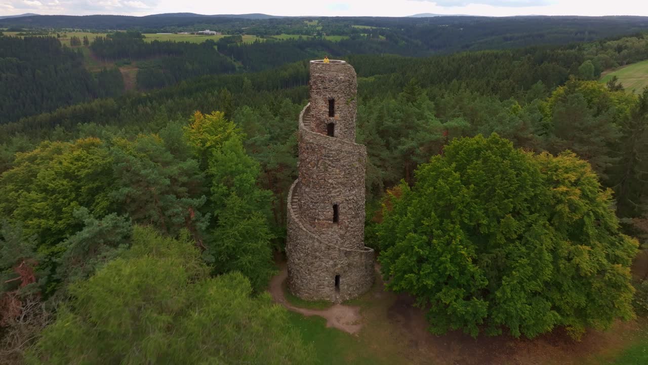 Frodig skog omgir spiraltårnet i Krasno, Tsjekkia