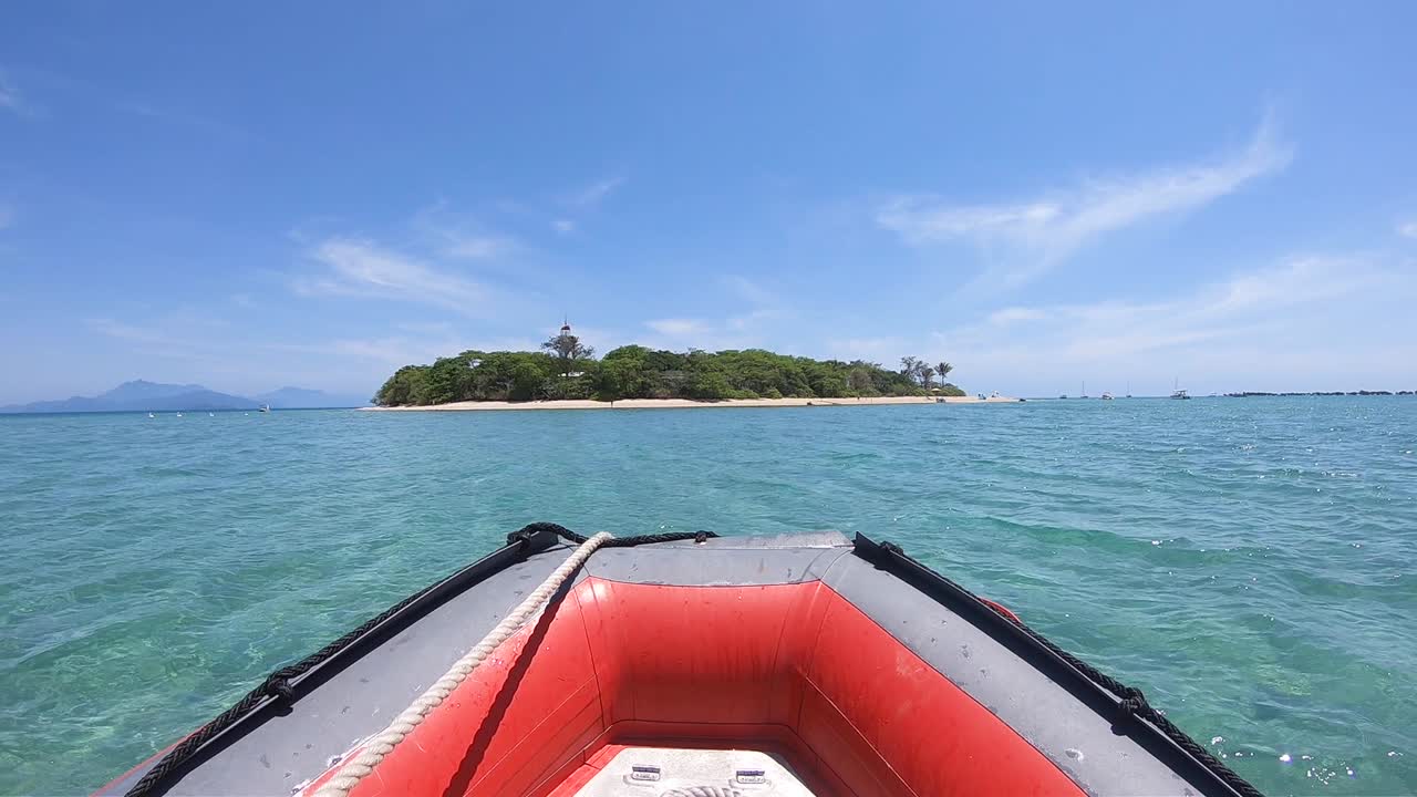 낮은 섬에 접근하는 작은 배, 그레이트 배리어 리프, 호주