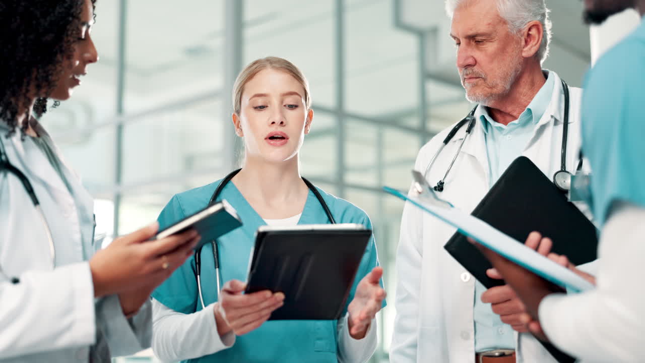 Professionisti sanitari che collaborano per l'assistenza al paziente