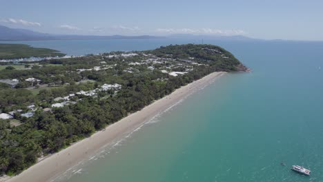 Vista-Aérea-De-La-Playa-De-Cuatro-Millas-En-El-Puerto-Tropical-Douglas,-Extremo-Norte-De-Queensland,-Australia---Disparo-De-Drones