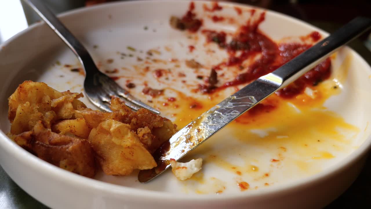 prato vazio com restos de comida