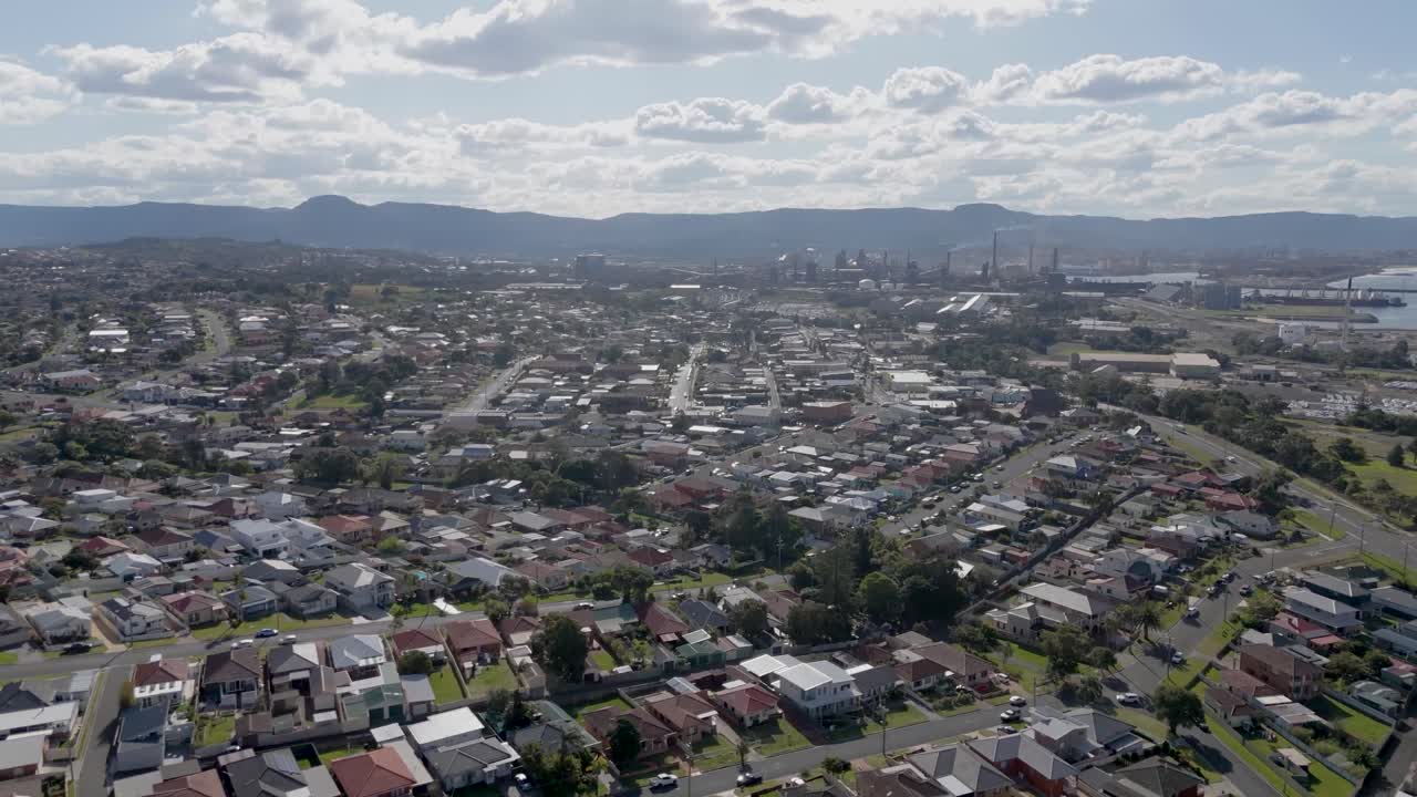 포트 블라 (port kembla, nsw) 의 주택 위에 도리 (dolly) 를 설치하는 공중 파노라마