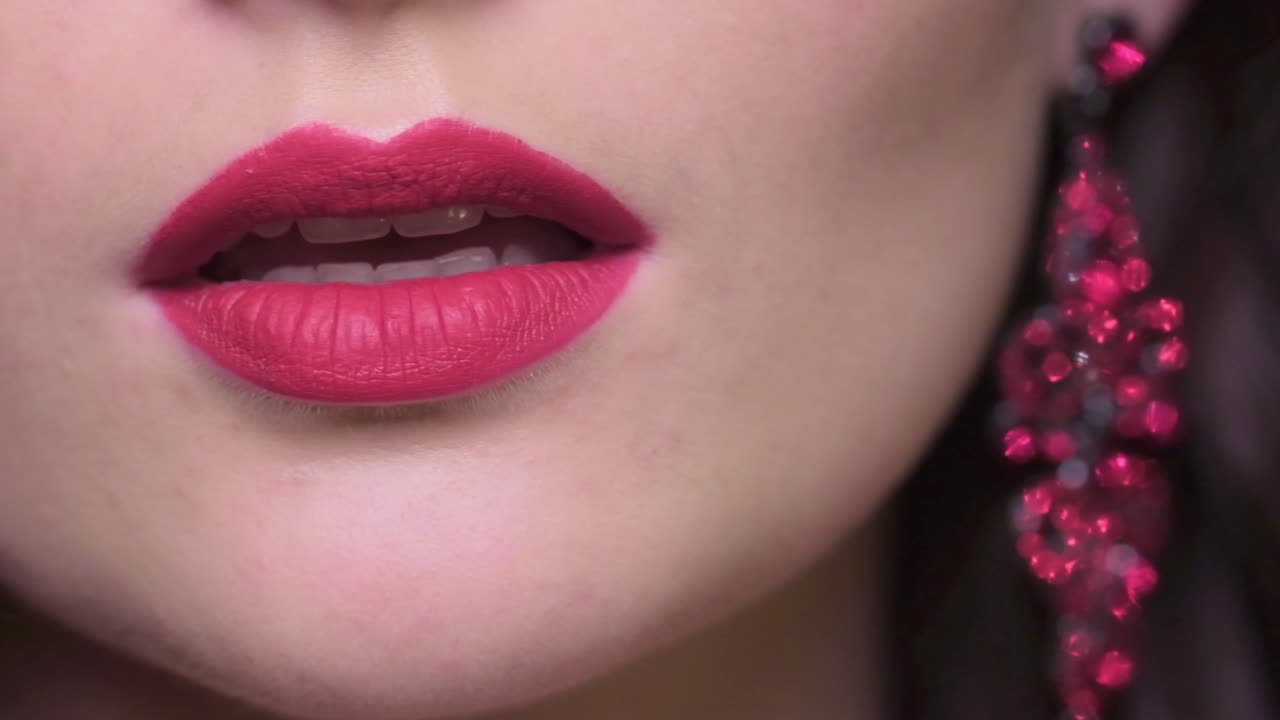 mujer con lápiz labial rojo