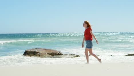 Mujer-Caminando-Por-La-Playa-En-Un-Día-Soleado-4k