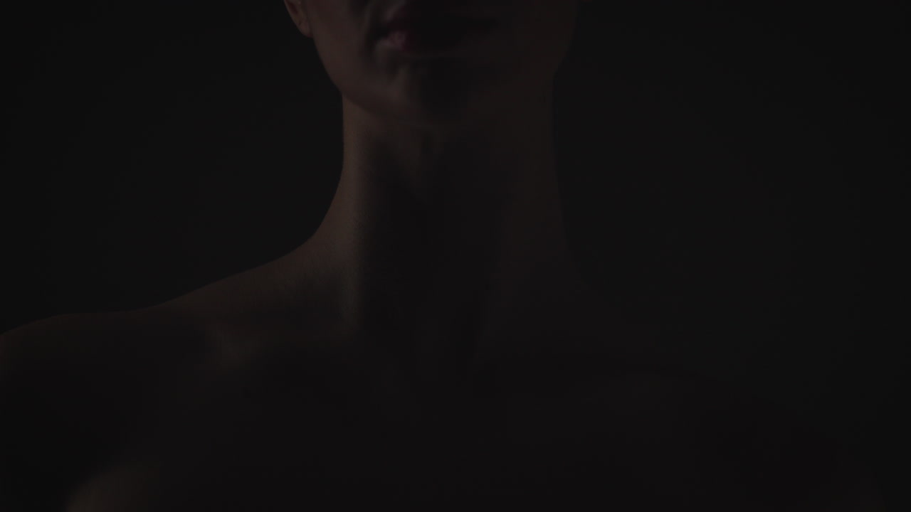 mujer con labios rojos