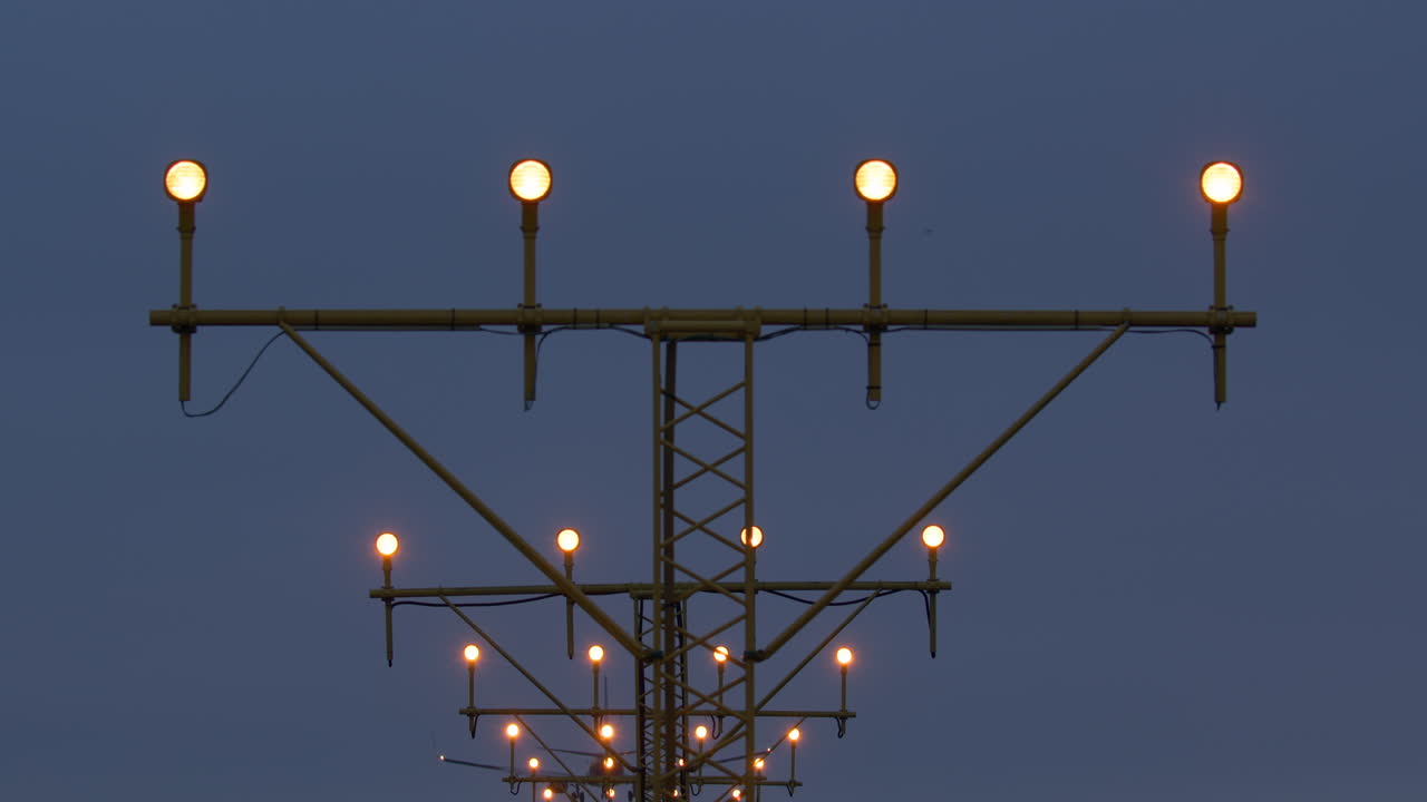 밤에 착륙하는 비행기: 접근 불과 활주로