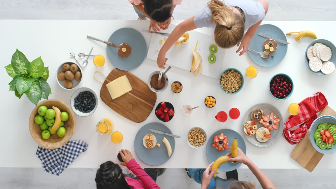 아이 들 이 함께 건강 한 식사 를 준비 하고 있다