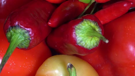 comida vegetariana saludable, composición de verduras, rotación de una canasta con pimientos sobre un fondo negro