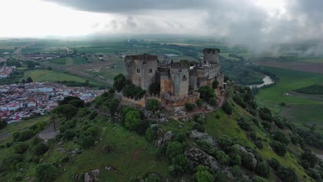 Impresionante-Vista-Del-Castillo-De-Almodóvar-Del-Río-En-Un-Día-Nublado.