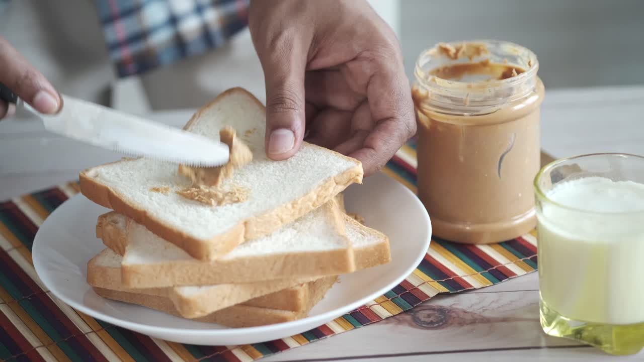 땅콩 버터 샌드위치를 만드는 것