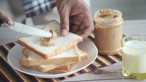 haciendo un sándwich de mantequilla de maní