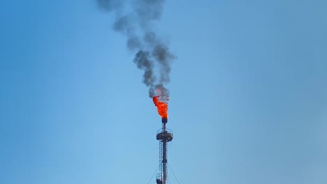 Feuer-Und-Dunkler-Rauch-Steigen-Aus-Dem-Turm-Einer-Gasanlage-In-Bangladesch-Auf,-Statisch