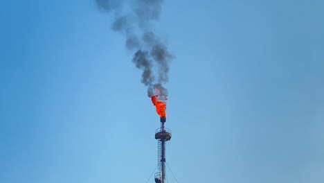 fuego y humo oscuro se elevan desde la torre de la planta de gas en bangladesh, estático