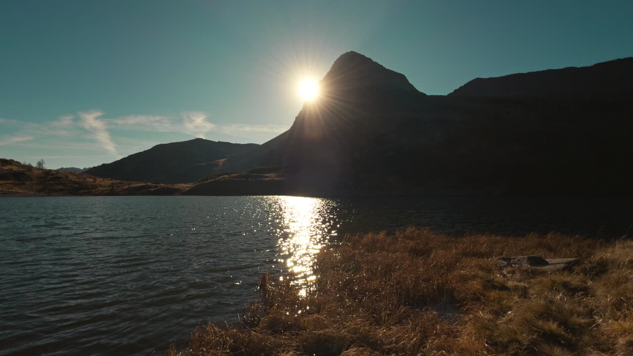 Nascer do Sol/Pôr do Sol em Lago de Montanha