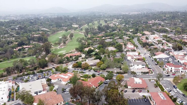 Vista aerea discendente cinematografica di una vasta città della California in estate.