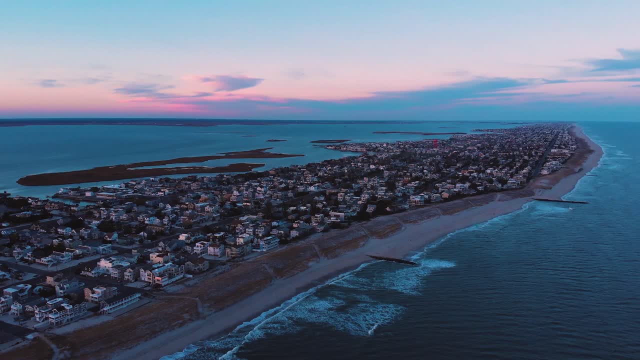 isla de playa larga vacía en la encantadora y colorida puesta de sol, nueva jersey, con horizonte rosa, tiro de establecimiento