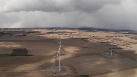 luchtfoto van twee grote windturbines midden in landerijen