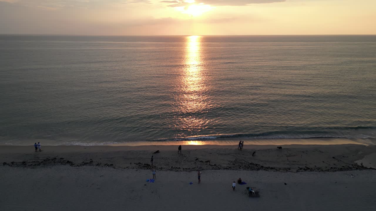 드론이 뒤로 이동하여 석양을 포착합니다.