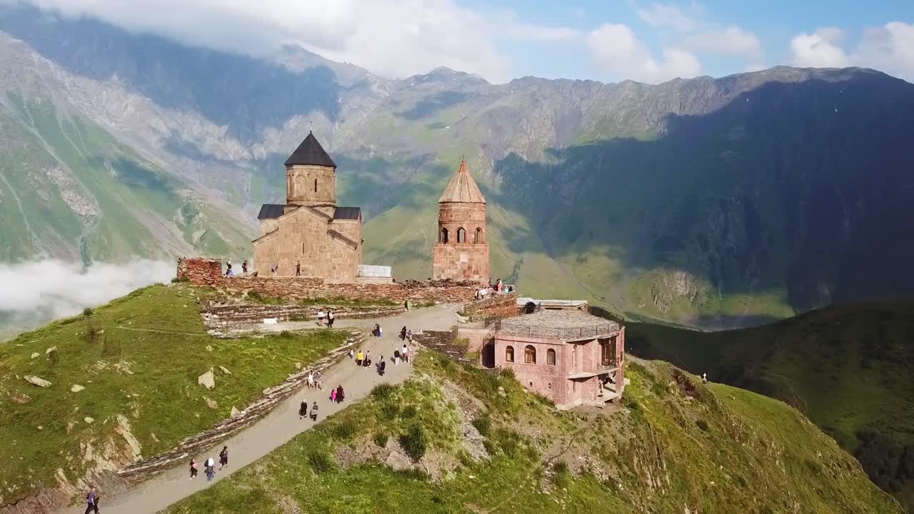 antena acercándose al monasterio gergeti y la iglesia con vistas a las montañas del cáucaso en la república de georgia