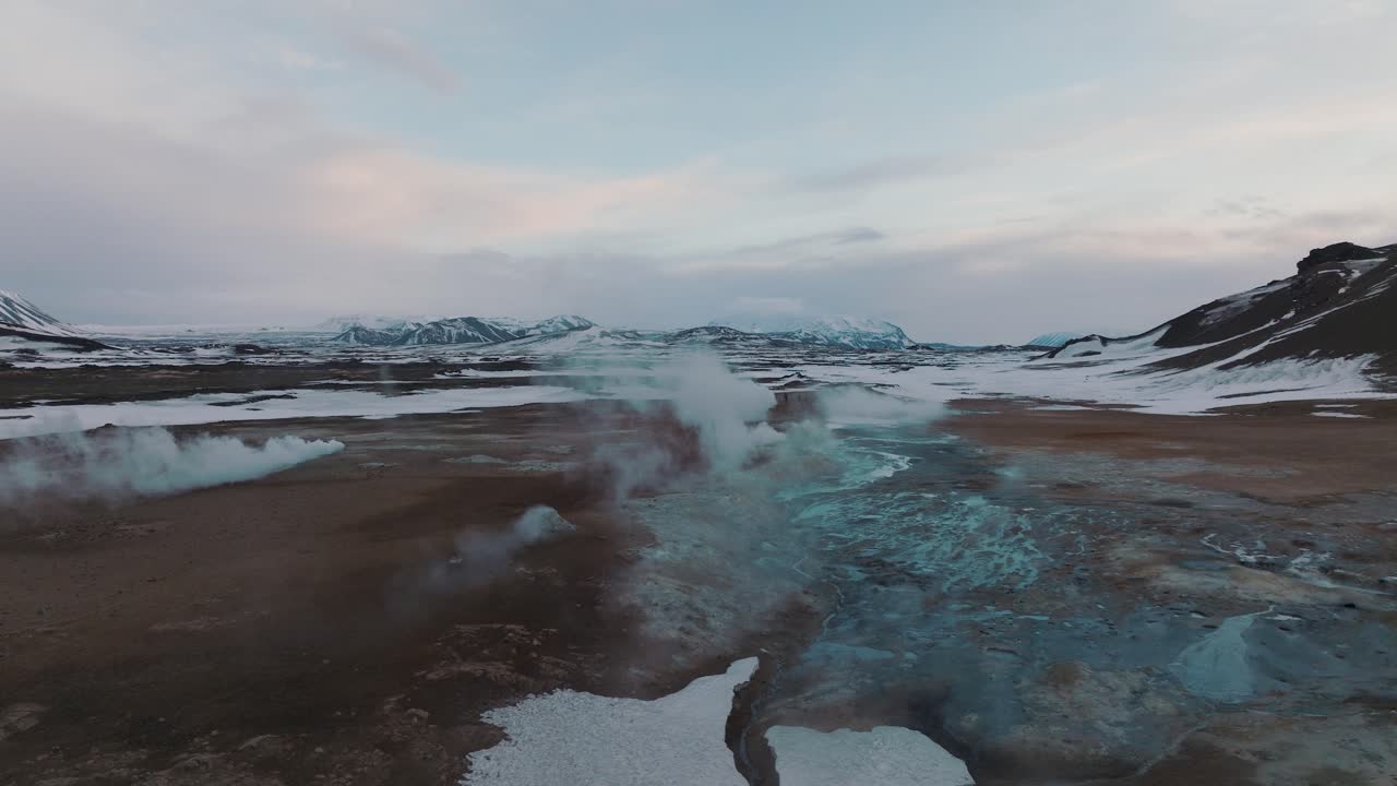 아이슬란드의 namafjall 지열 온천 위로 아름다운 일몰 하늘, 공중
