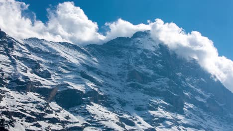 Timelapse-Dinámico-De-Nubes-En-Rápido-Movimiento-Sobre-El-Pico-De-La-Montaña-En-Los-Alpes-Suizos