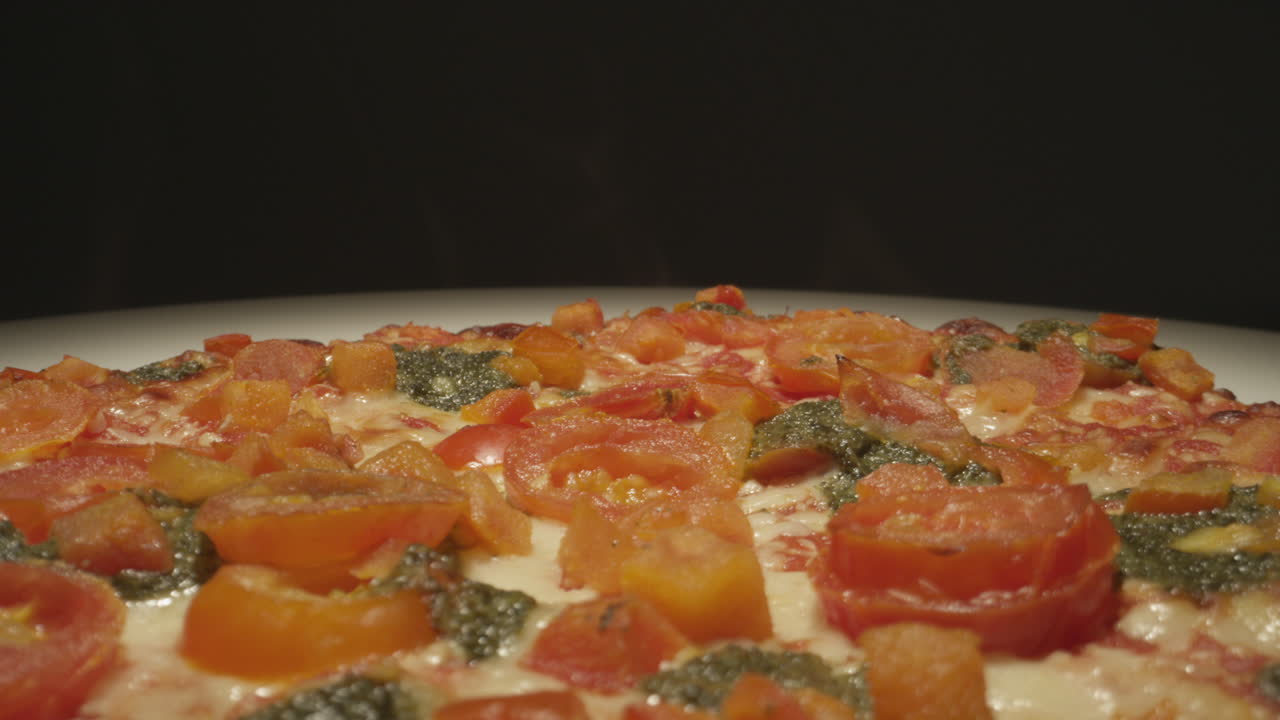 Vista macro ravvicinata di una pizza artigianale appena sfornata.