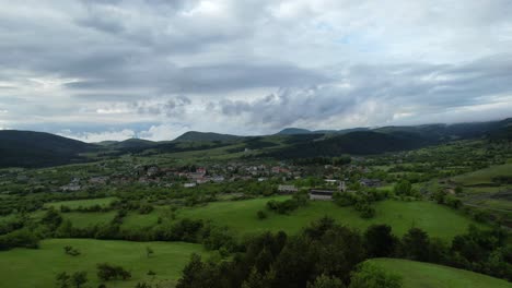 Malerisches-Touristendorf-Voskopoja,-Umgeben-Von-Grünen-Hügeln-Und-Schwarzen-Kiefernwäldern-An-Einem-Bewölkten-Morgen