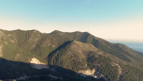 Vista-Aérea-De-Las-Montañas-Costeras-En-El-Sur-De-España