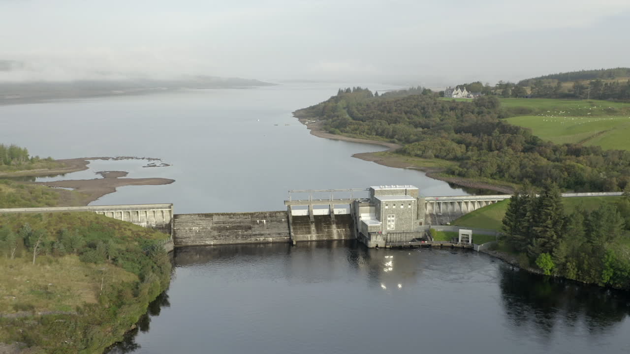 안개 낀 아침에 레어그 댐의 조감도