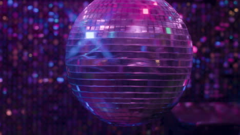 vista de cerca de la brillante pelota de discoteca