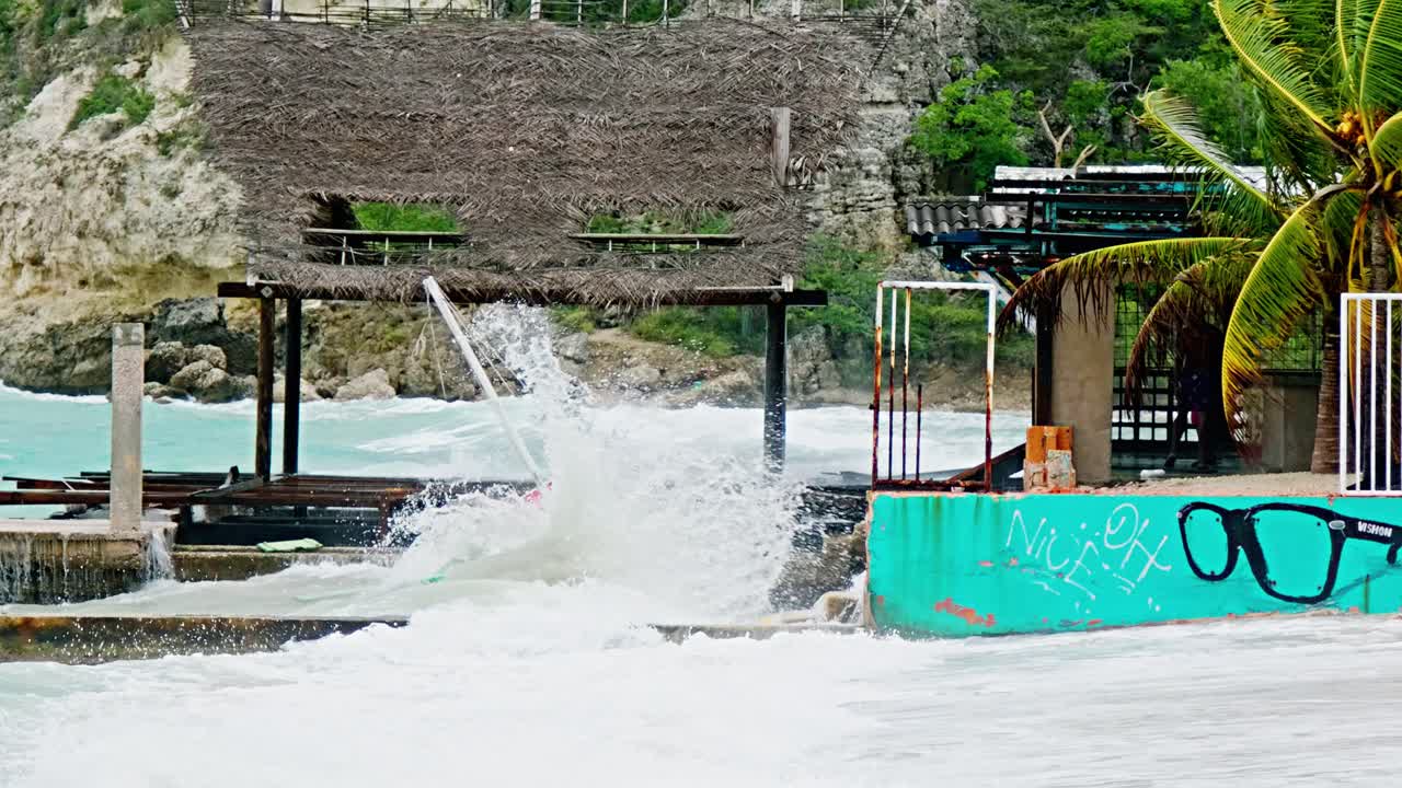 거친 파도, 카리브해와 함께 갑작스런 폭풍우 동안 지역 목조 어선의 확대/축소가 산산조각이났습니다.