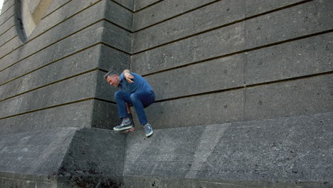 después de una llamada de teléfono celular, el hombre frustrado arroja el teléfono, parque, puente